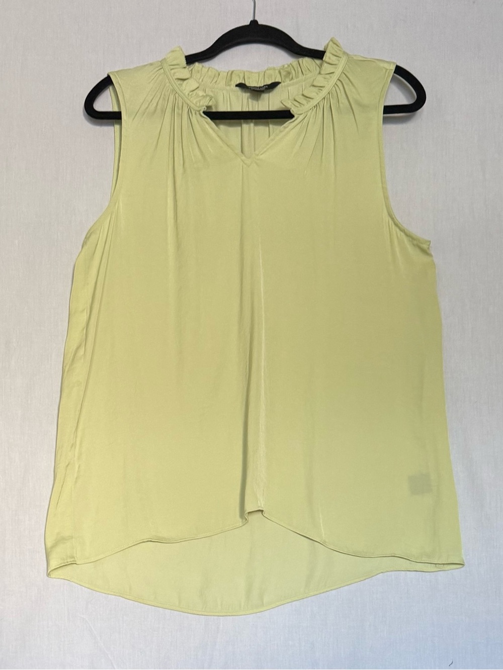Simply Vera Vera Wang Lime Green Satin Ruffle V-Neck Sleeveless Blouse M Women’s